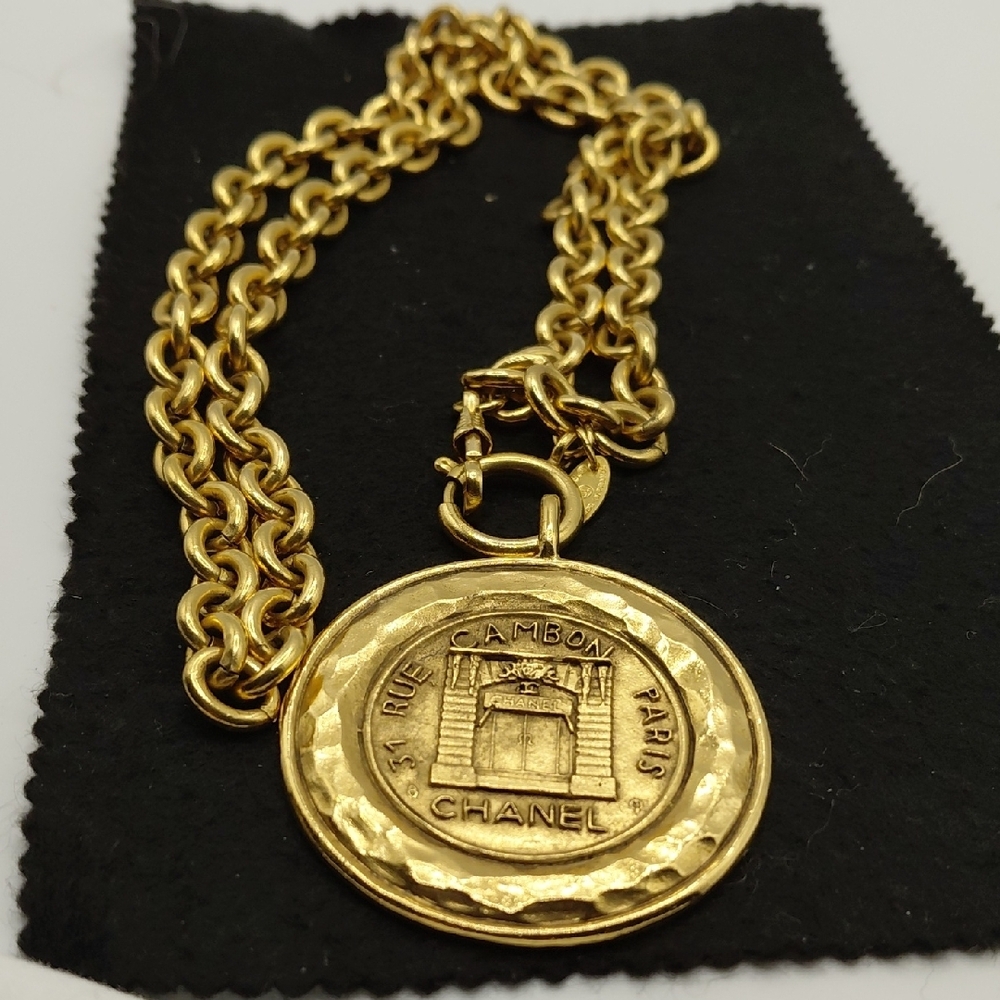 CHANEL Vintage 31 Rue Cambon Goldplated Medallion Necklace - Picture 5 of 9